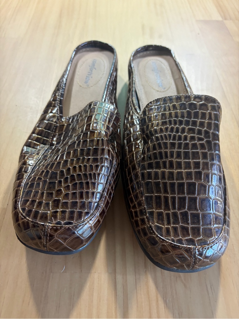 comfortview Glossy Brown Croc-Embossed Slip-On Loafers A5